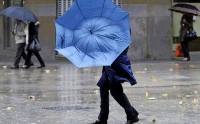 un om cu umbrela