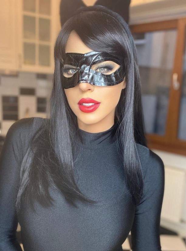 Roxana Nemeș și soțul ei, transformare incendiară de Halloween. Cât de sexy este costumația artistei / FOTO