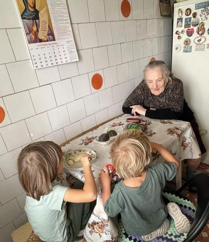 Adela Popescu, poză emoționantă cu cei doi copii și bunica lor. Cum i-a fotografiat vedeta: "Doar mie mi se pare?" / FOTO