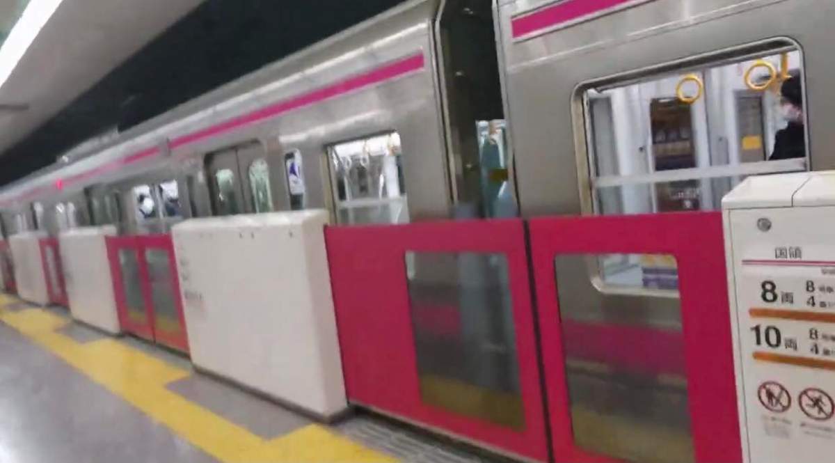 Imagini dramatice în Japonia. Un bărbat a atacat mai mulți pasageri într-un tren. 15 oameni au avut nevoie de intervenția medicilor
