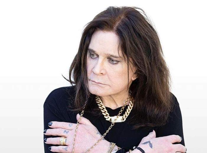 Ozzy Osbourne, cu bijuterii și brațele încrucișate