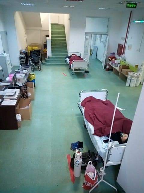 Pacienți infectați cu COVID-19 ținuți pe holurile spitalului, pentru că nu mai sunt locuri la ATI. Beatrice Mahler: Stăm mai rău decât în valurile anterioare / FOTO
