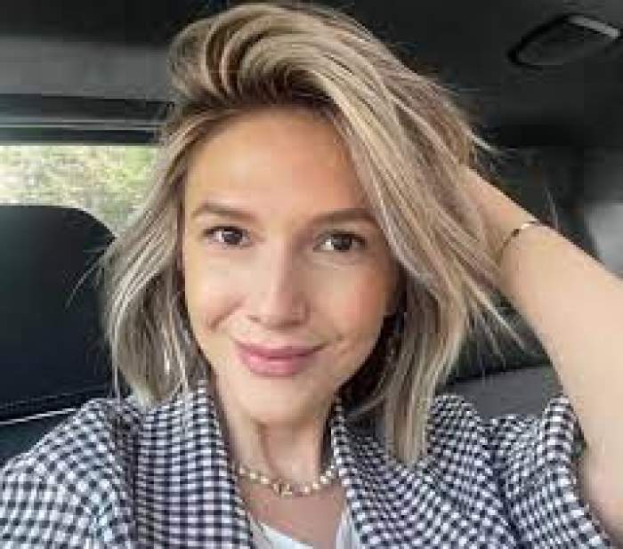 Adela Popescu, selfie în mașină