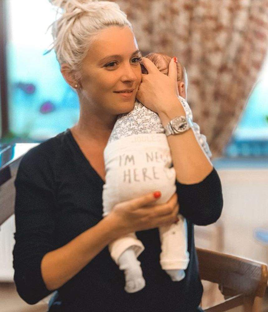 Diana Dumitrescu, cu copilul în brațe