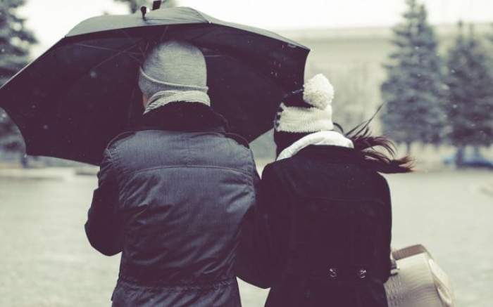 Un cuplu sub o umbrelă