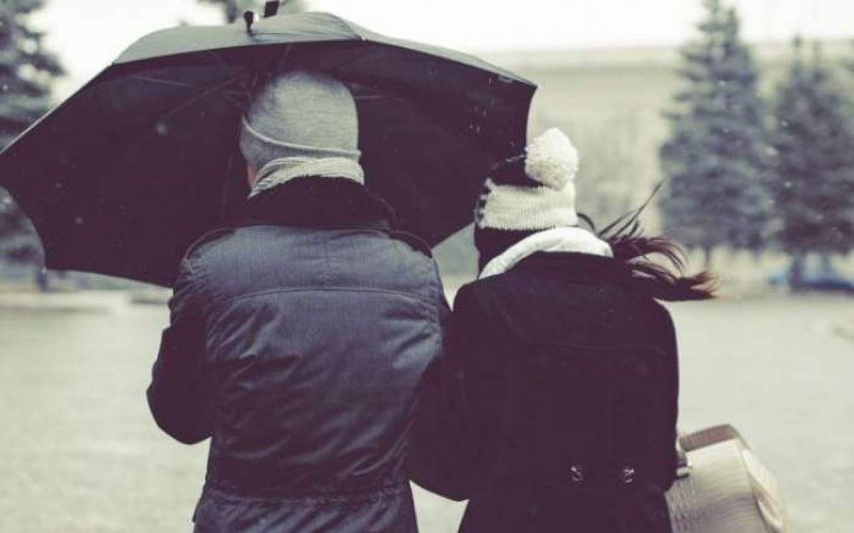 Un cuplu sub o umbrelă