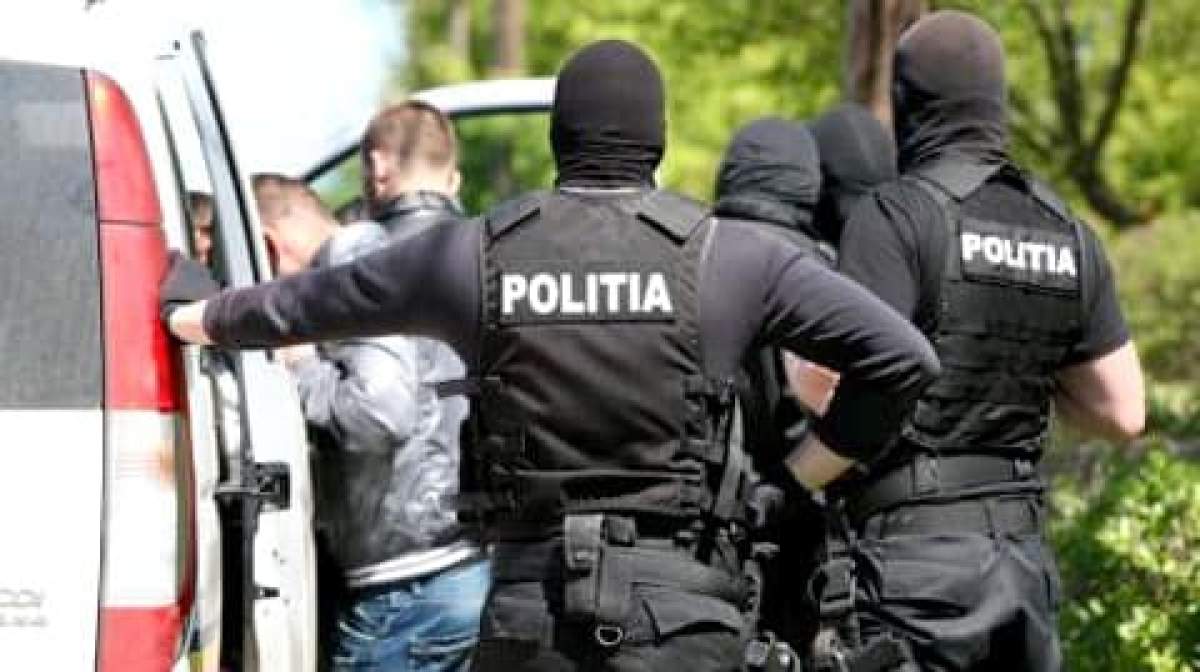 Arestați pentru droguri Cinci tineri au fost arestaţi pentru trafic de droguri, la Constanța. Băieții, prinși în fapt la o gală de kickboxing