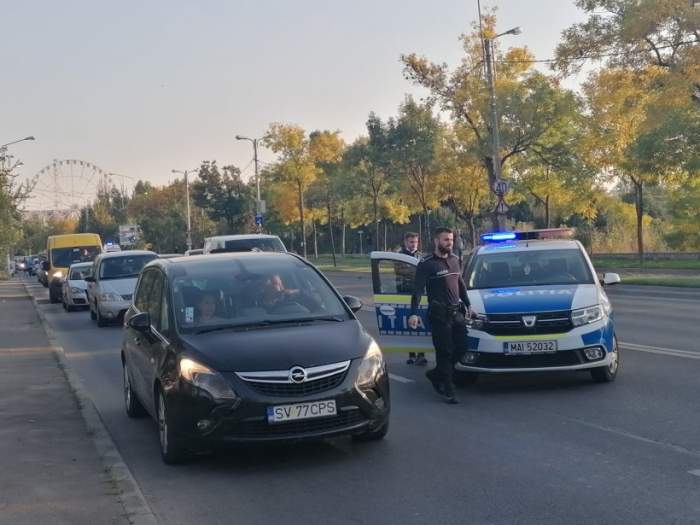 O mașină a luat foc, pe o șosea din Capitală. Traficul a fost blocat / VIDEO