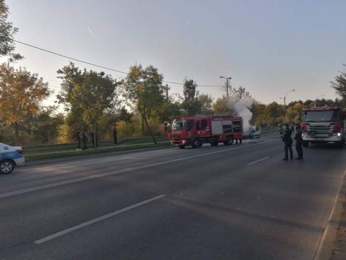 O mașină a luat foc, pe o șosea din Capitală. Traficul a fost blocat / VIDEO