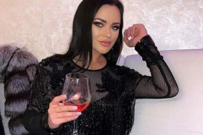 Carmen de la Sălciua, în rochie neagră, cu un pahar de vin în mână