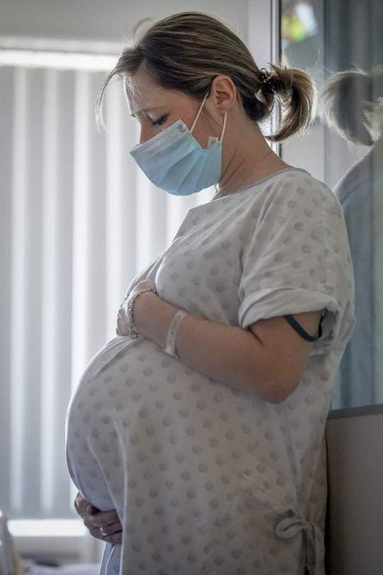 O gravidă infectată cu COVID-19 a murit la Spitalul din Oradea. Femeia nu era vaccinată și a stat acasă până când starea ei s-a agravat
