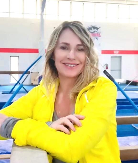 nadia comaneci in bluza galbena