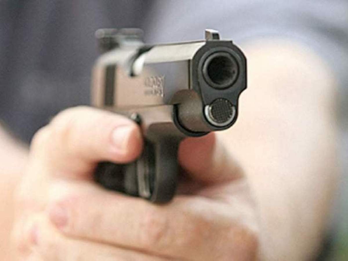 Un bărbat din Târgu Jiu a fost găsit împușcat în cap în propria mașină. Polițiștii au deschis un dosar penal