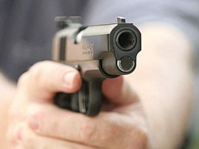 Un bărbat din Târgu Jiu a fost găsit împușcat în cap în propria mașină. Polițiștii au deschis un dosar penal
