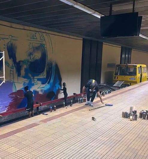 Omagiu la metrou pentru Ivan Patzaichin. Călătorii sunt întâmpinaţi în staţia "Ştefan cel Mare" de un mural uriaş cu imaginea celebrului canoist / FOTO