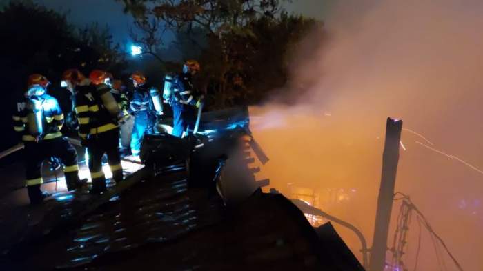 Incendiu puternic izbucnit în București. Două case din zona Vitan au fost cuprinse de flăcări / FOTO
