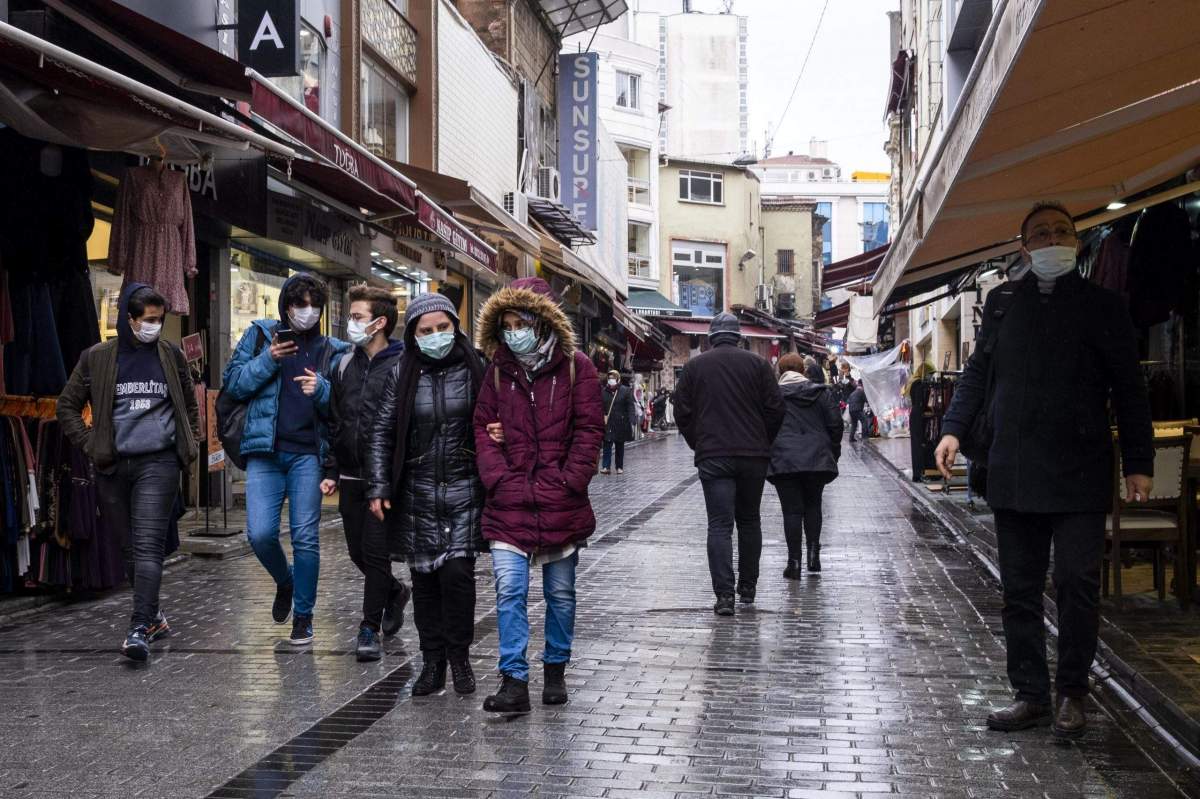 oamani pe strada cu masca