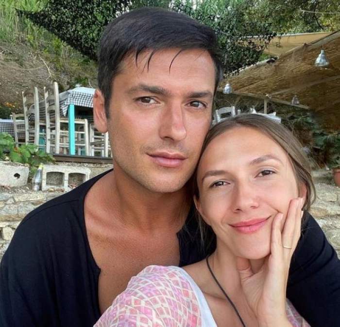 Adela Popescu și Radu Vâlcan, zâmbitori și îmbrățișați