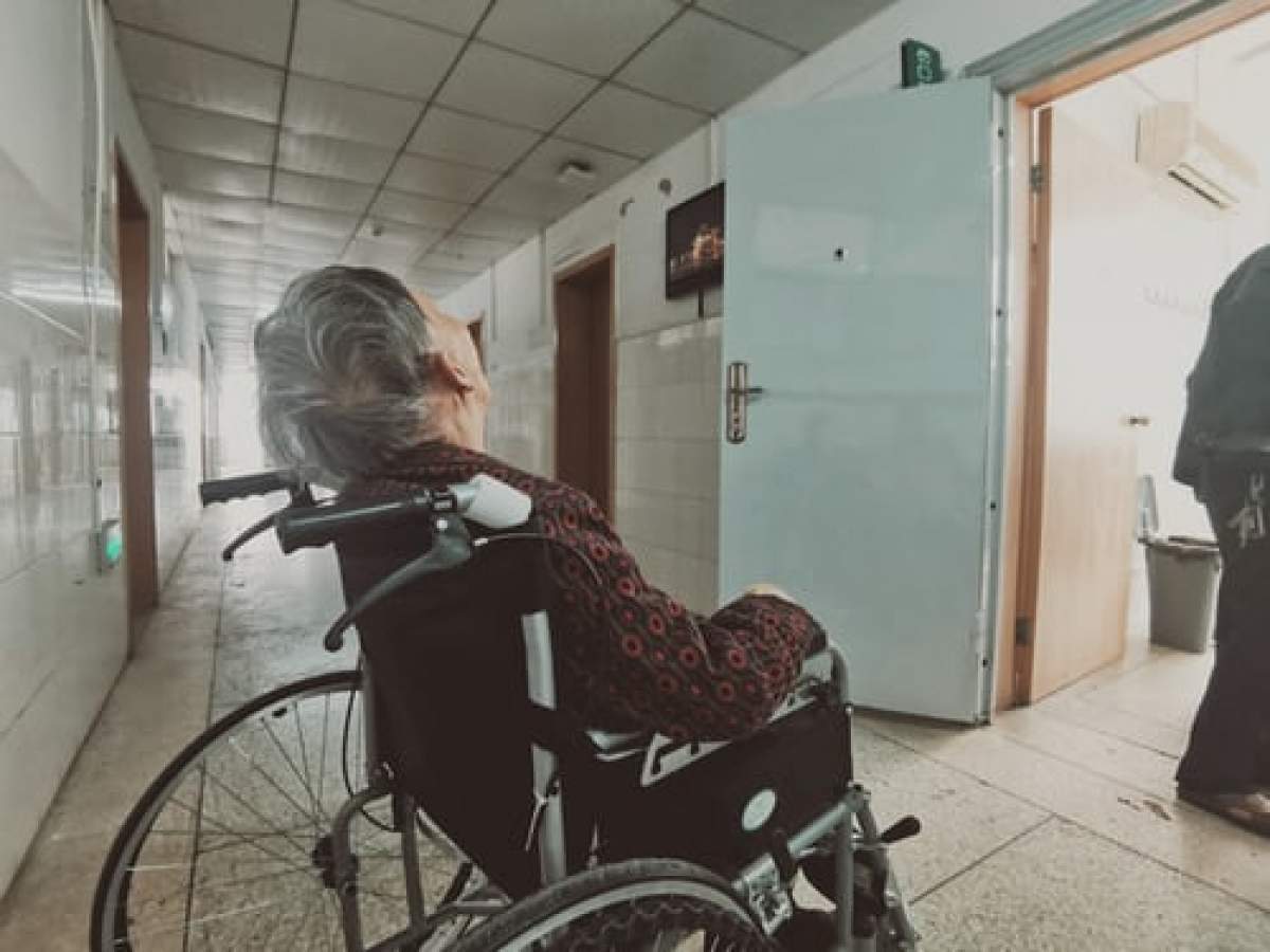 femeie bătrână în spital