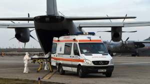Trei pacienţi cu COVID-19 în stare gravă au fost transferați de urgență pe cale aeriană de la Bucureşti la Târgu Mureş