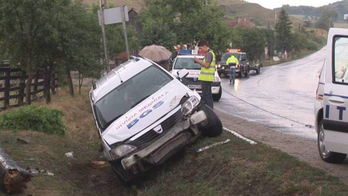 Patru pacienți din Teleorman care făceau dializă au fost răniți, după ce ambulanța în care se aflau a fost implicată într-un accident rutier