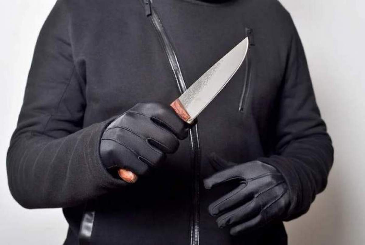 Bărbat cu un cuțit în mână