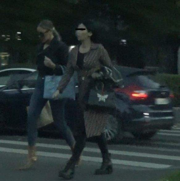 Bianca Drgușanu și prietena sa traversează strada