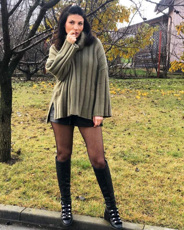 Ioana Ginghină, în parc, în fustă și bluză largă