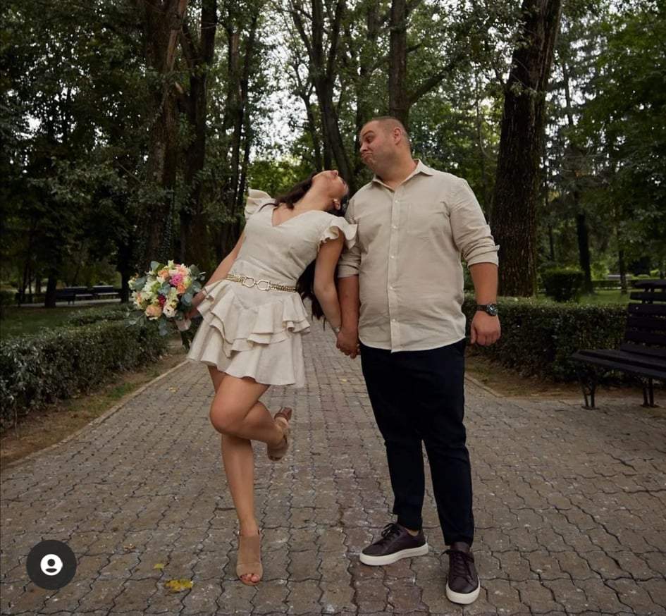 Alexandru Bădițoaia și soția, în parc, ținându-se de mână