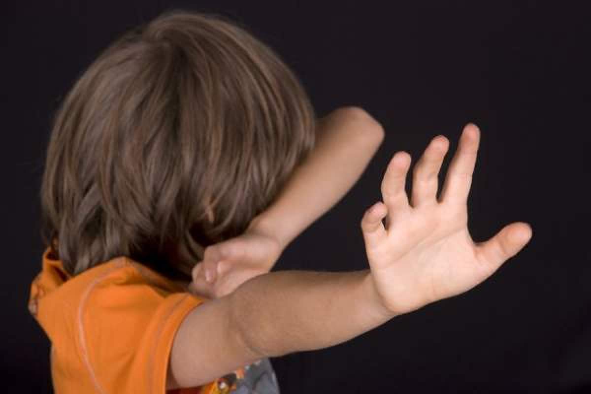 Un copil car încearcă să oprească vioelența asupra sa
