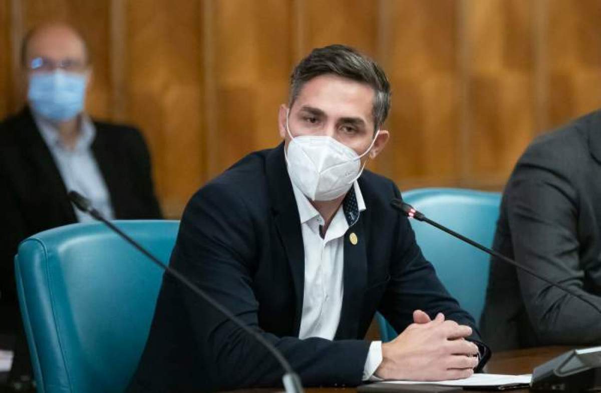 Valeriu Gheorghiță, cu masca de protecție pe față, la o conferință