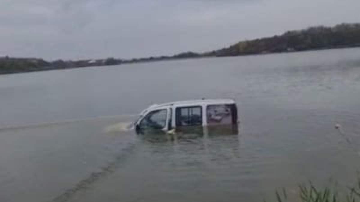 Un pescar din Argeș a fost la un pas de înec, după ce mașina în care dormea a căzut în lac. Pompierii au intervenit imediat