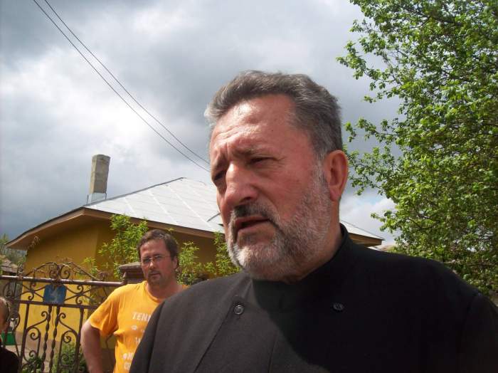 Preotul Nicolae Mustață în straie bisericești