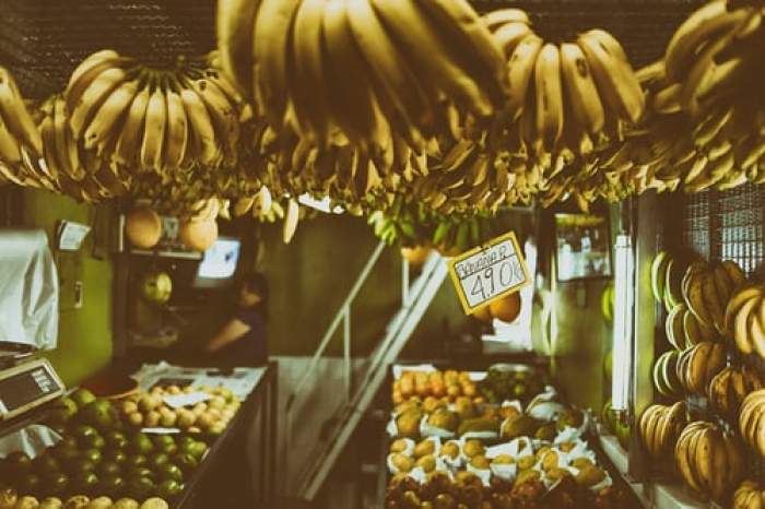Refugiați sirieni, deportați pentru că au mâncat banane ”într-un mod provocator”. Un cetățean turc s-a simțit ofensat