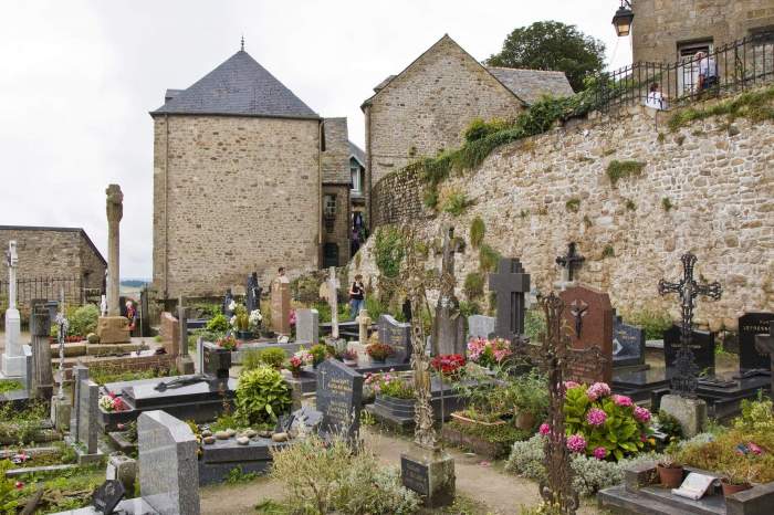 Un cimitir plin de cruci și flori