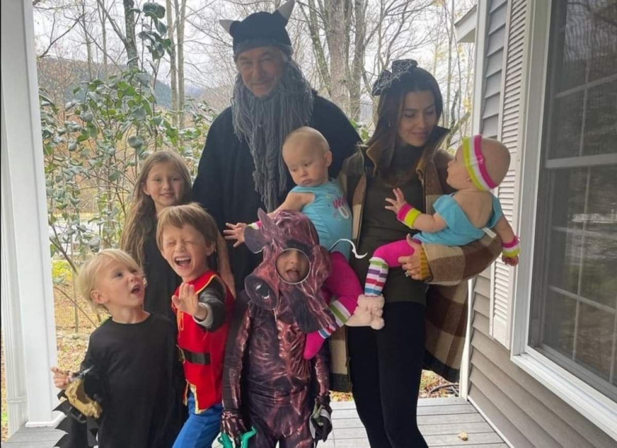 Alec Baldwin a petrecut Halloweenul alături de familia sa, la o săptămână după ce a ucis-o accidental pe Halyna Hutchins / FOTO