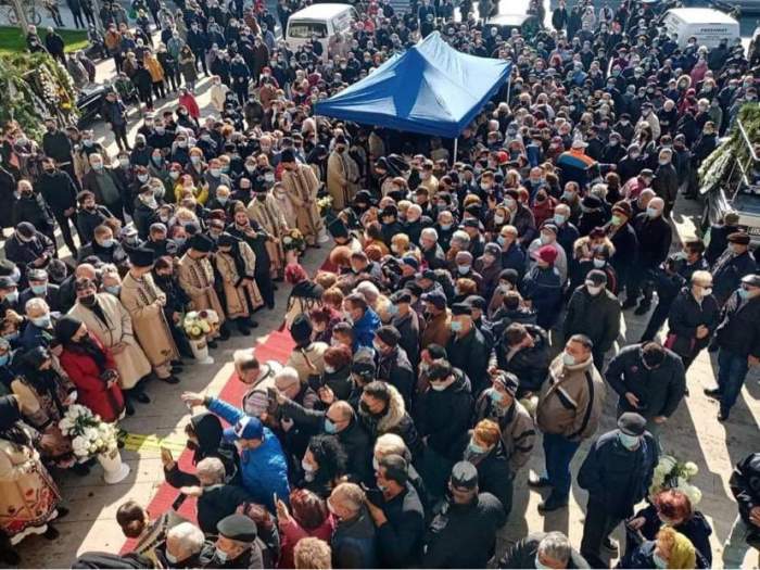 Imagini de la slujba de înmormântare a lui Petrică Mâțu Stoian. Sute de oameni s-au strâns la Teatrul Național Craiova