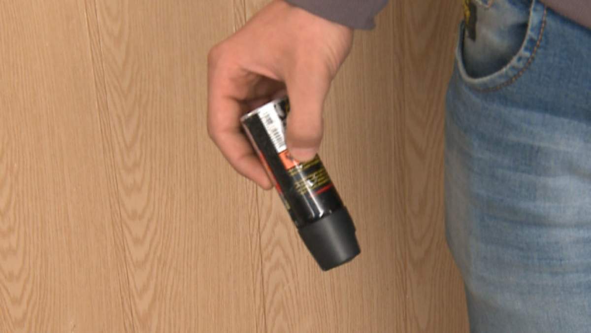 Profesoară din Iași, de urgență la spital din cauza unui spray lacrimogen! O profesoară din Iași, transportată de urgență la spital, după ce un elev a folosit un spray lacrimogen. Adolescentul este cercetat de oamenii legii