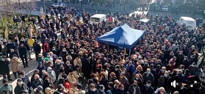 A început slujba de înmormântare a lui Petrică Mâțu Stoian. Imagini emoționante de la Craiova / FOTO