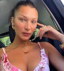 Bella Hadid, selfie în mașină