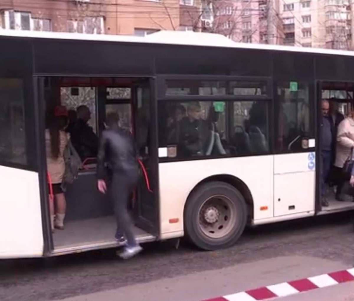 un autobuz in statie