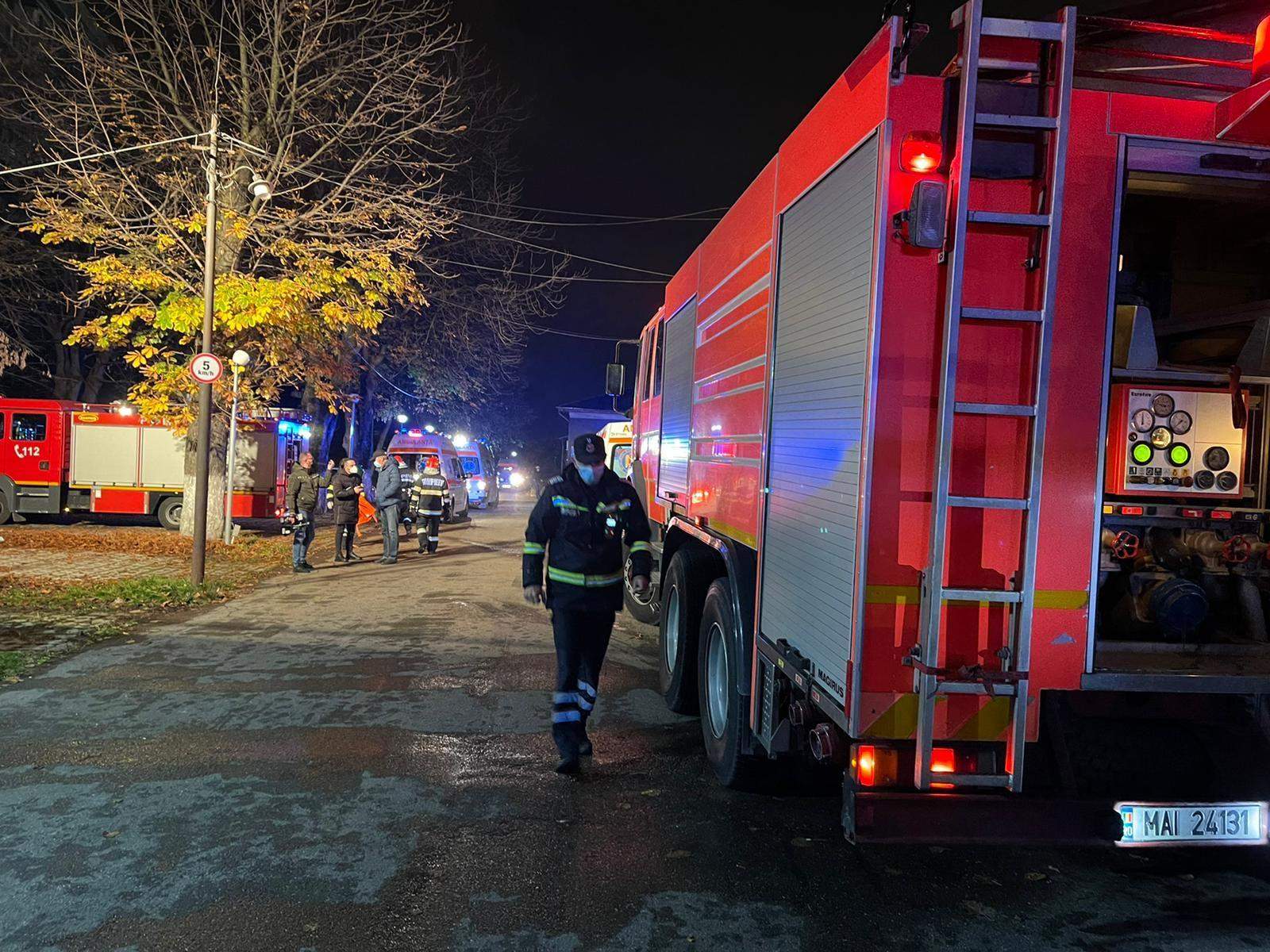 Incendiu puternic la Spitalul de Boli Infecțioase din Ploiești. Două persoane au murit, iar alte 18 au fost evacuate