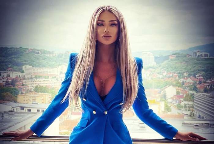 Bianca Drăgușanu, în sacou albastru pe balcon