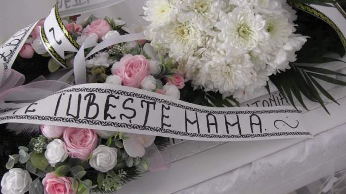 Mesajul cutremurător scris de mama Antoniei pe coroana de pe sicriul fetiței. Micuța ucisă și incendiată la Arad a fost condusă pe ultimul drum