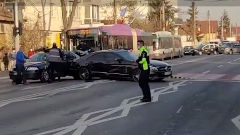 Accident în lanţ la intrarea în Cluj-Napoca. Şase maşini au fost implicate, iar răspunzătoare este o şoferiţă de 19 ani / FOTO