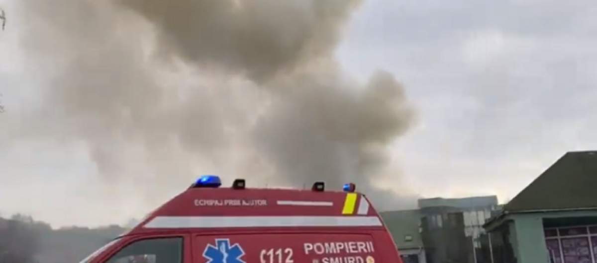 Incendiu de proporții la o fabrică de mezeluri din judeţul Olt. Flăcările ar fi izbucnit într-o hală de producție / FOTO