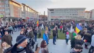 Protest de proporții la Suceava. Peste 1.000 de persoane s-au declarat împotriva certificatului verde şi a vaccinării obligatorii / FOTO