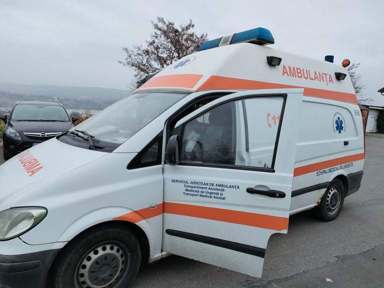O ambulanță a luat foc în timp ce se îndrepta spre un caz medical, în Suceava. Un pompier care mergea spre casă a văzut fumul și a intervenit