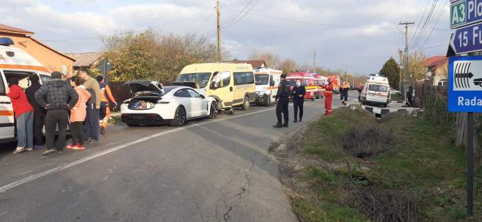 S-a activat planul roșu de intervenție în Prahova. Un microbuz școlar plin cu elevi, implicat într-un grav accident rutier