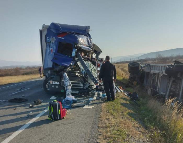 Accident mortal între 4 autotrenuri pe centura ocolitoare a municipiului Caransebeș. Traficul rutier în zonă a fost blocat în totalitate / FOTO